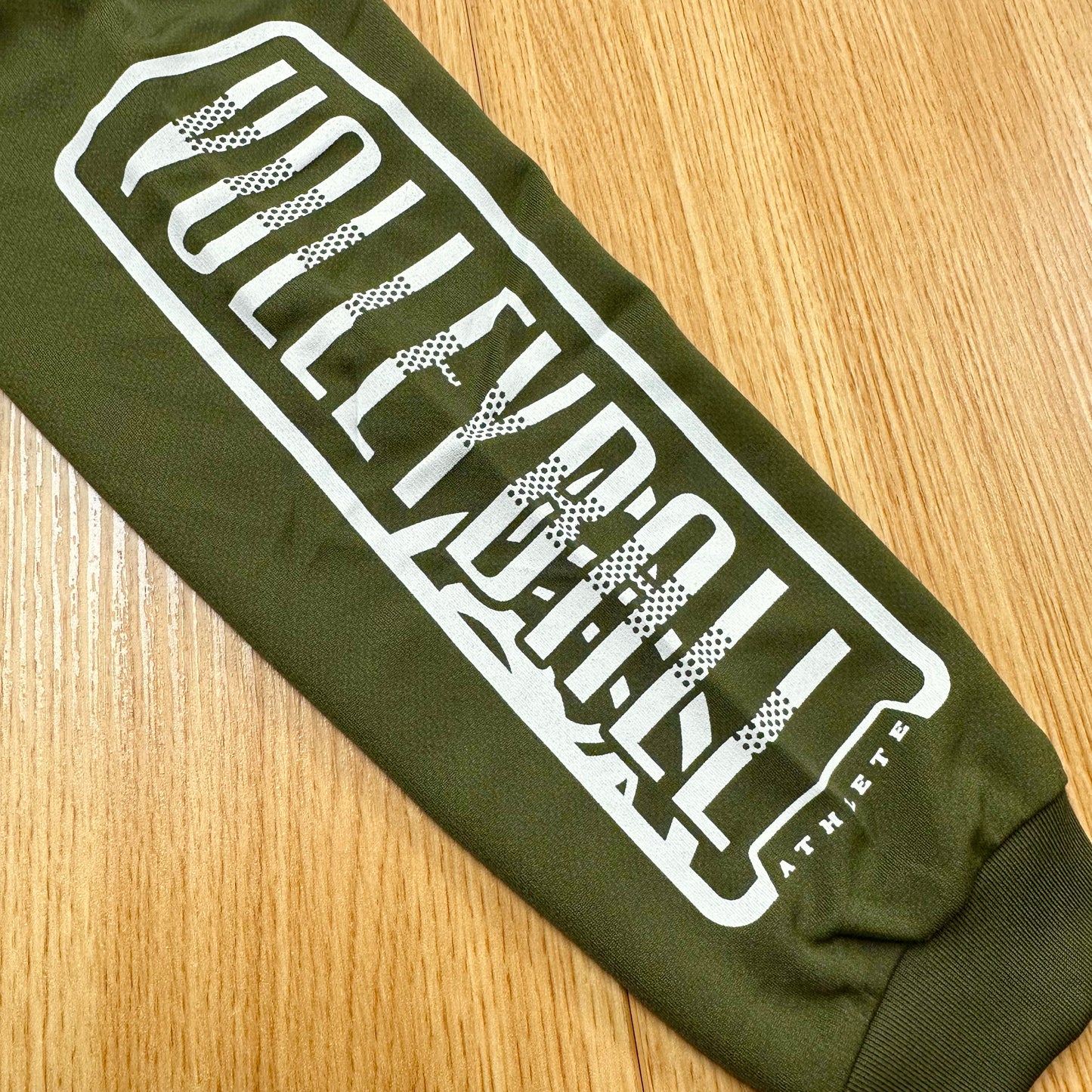 ロングスリーブTシャツ2025 アーミーグリーン(レッド×ホワイト)