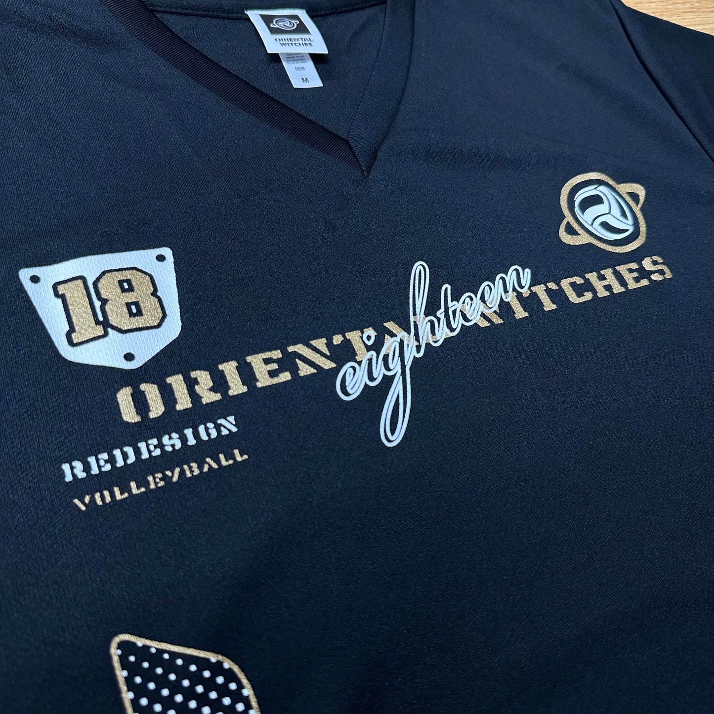 EIGHTEEN VNECK ブラック（ゴールド×ホワイト）