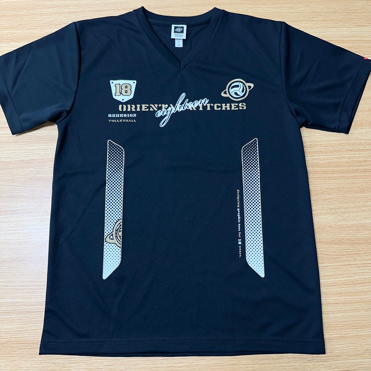 EIGHTEEN VNECK ブラック（ゴールド×ホワイト）