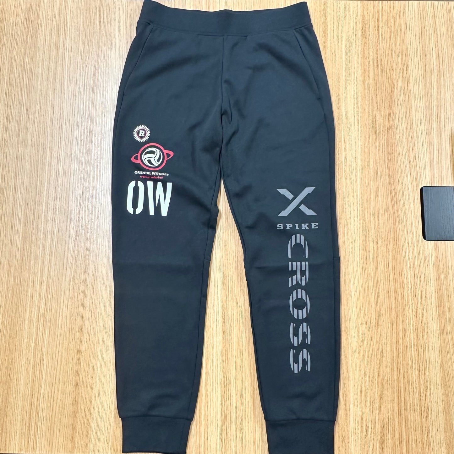 ドライフィットスウェットロングパンツ　ブラック（ディープレッド×ホワイト）