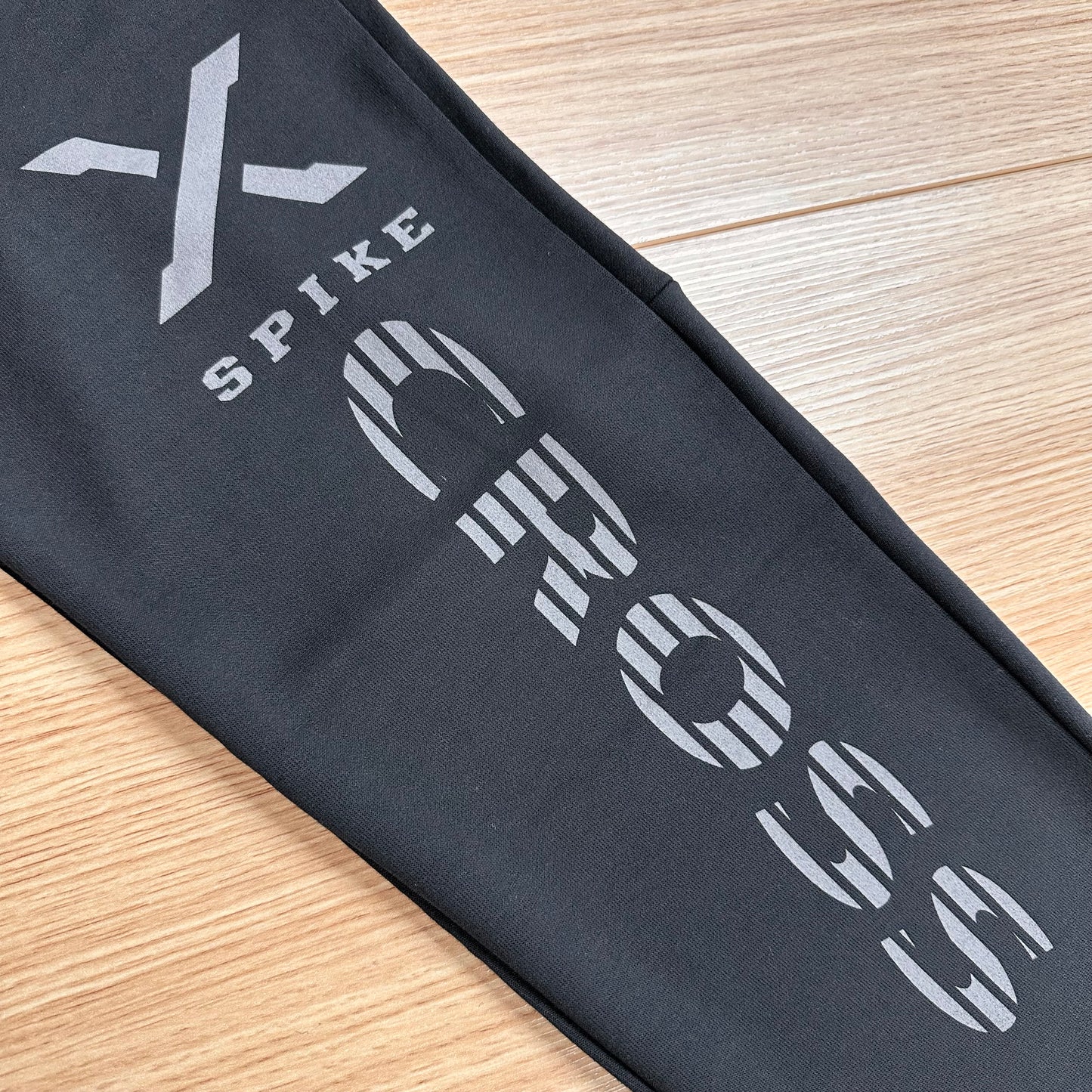 ドライフィットスウェットロングパンツ　ブラック（ディープレッド×ホワイト）