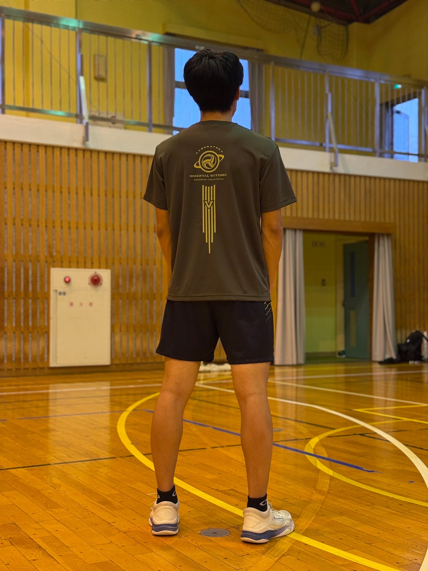 EIGHTEEN VNECK アーミーグリーン（グリーンティ×ホワイト）