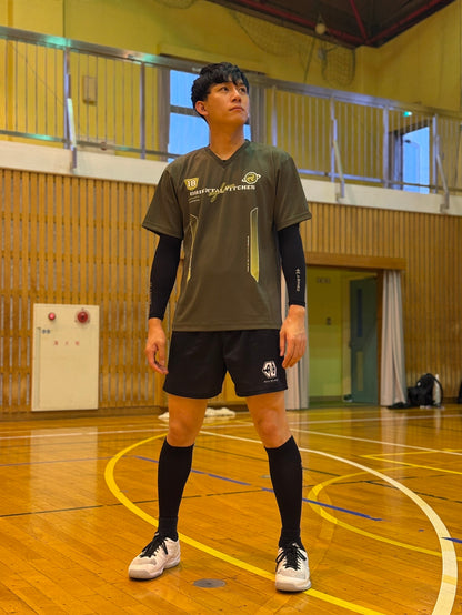 EIGHTEEN VNECK アーミーグリーン（グリーンティ×ホワイト）